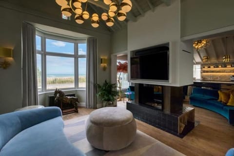TV and multimedia, Living room, Seating area, flat iron