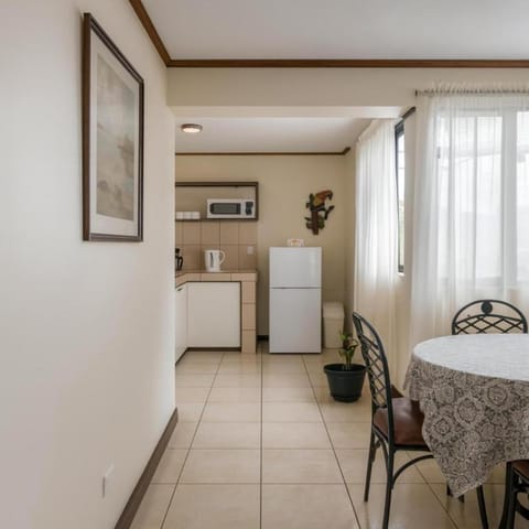 TV and multimedia, Kitchen or kitchenette, Living room, Seating area, Dining area