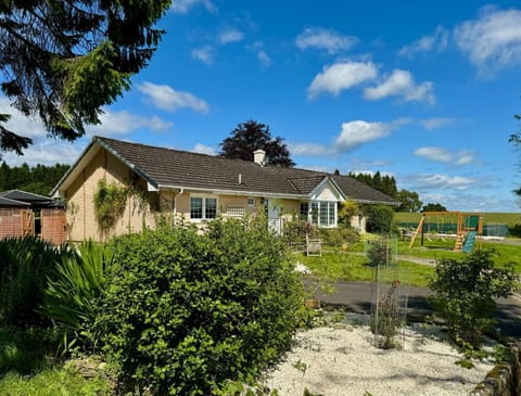 FINN VILLAGE "Mountain View Cottage" Private Garden, 9-seater HOT TUB, Firepit & Pizza Stove House in Scotland