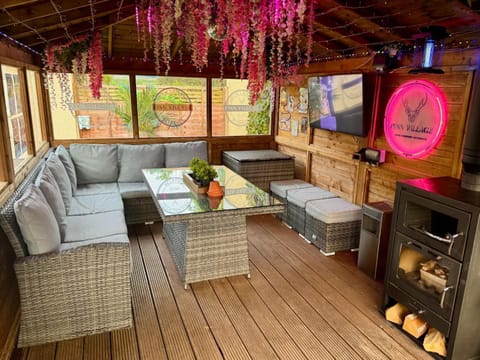 FINN VILLAGE "Mountain View Cottage" Private Garden, 9-seater HOT TUB, Firepit & Pizza Stove House in Scotland