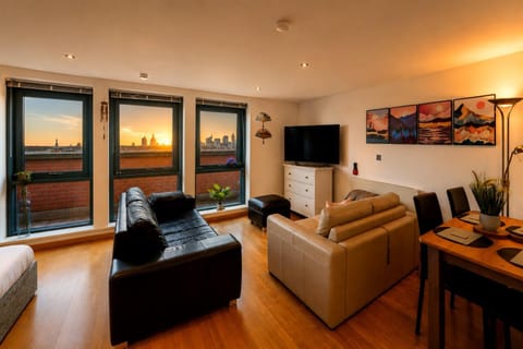 Communal lounge/ TV room, TV and multimedia, Living room, Seating area, Evening entertainment