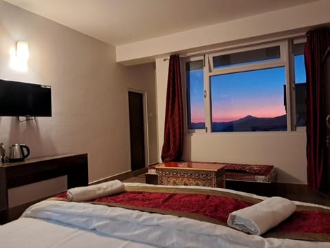 Bed, Natural landscape, TV and multimedia, Photo of the whole room, Evening entertainment, Bedroom, Mountain view