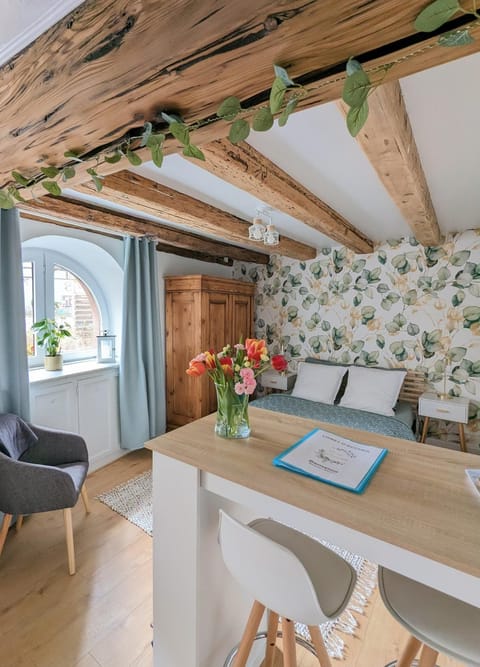 Bed, Dining area, Bedroom