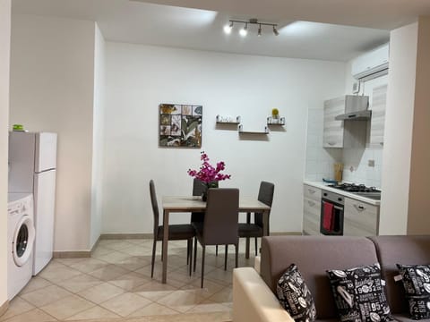 Kitchen or kitchenette, Seating area, Dining area, pet friendly