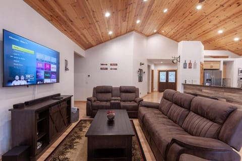 TV and multimedia, Living room, Seating area, Evening entertainment