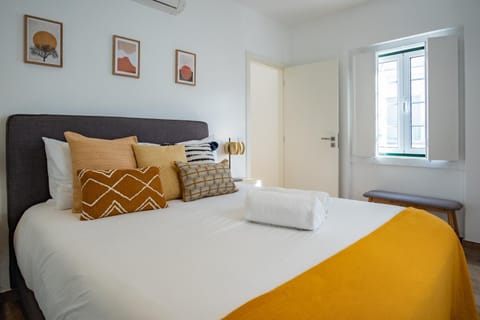 Bed, Photo of the whole room, Bedroom, towels, air conditioner