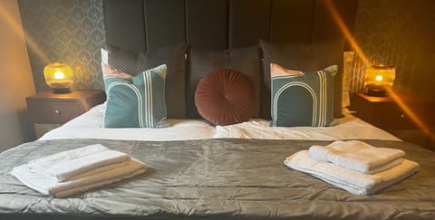 Bed, Bedroom, towels