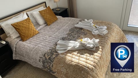 Bed, Photo of the whole room, Bedroom, towels