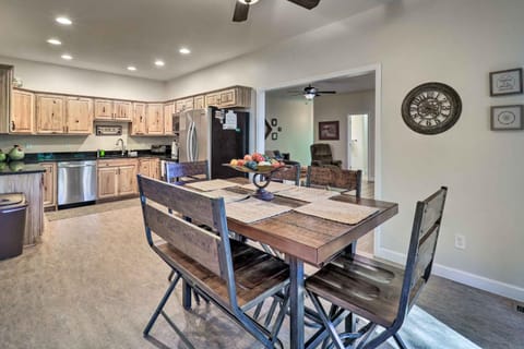 Near Sugar Mtn Resort! Mtn-View Outdoor Basecamp Apartment in Seven Devils