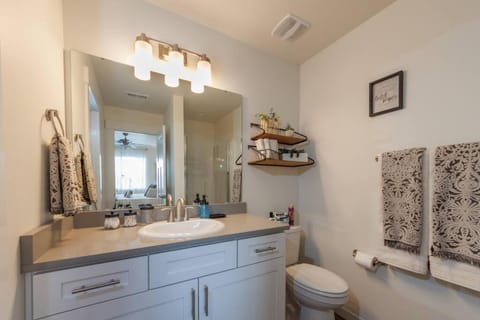 Modern Decor & Style KING bed Wifi with Garage House in Spokane Valley