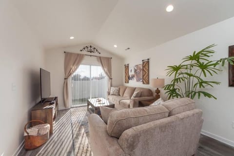 Modern Decor & Style KING bed Wifi with Garage House in Spokane Valley