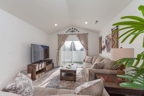 Modern Decor & Style KING bed Wifi with Garage House in Spokane Valley