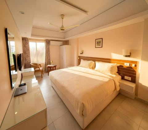 Bed, TV and multimedia, Photo of the whole room, Seating area, Bedroom, air conditioner