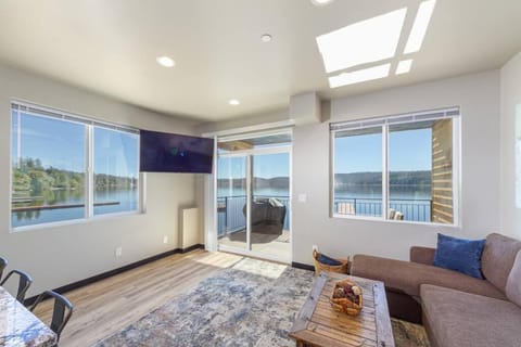 Beautiful Triplex Unit With Spectacular Lake View! House in Franklin D Roosevelt Lake
