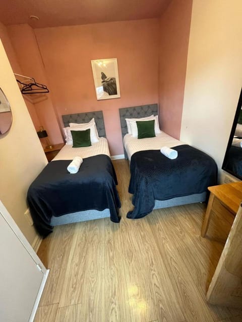 BIG Contractor House with 6 Beds & Free Parking by PureStay - 7 night min! House in Salford