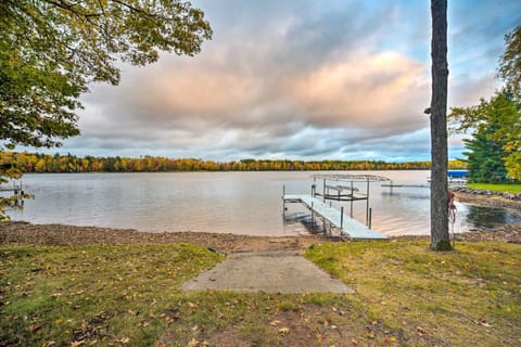 Cozy Hayward Cottage with Dock and Lakefront View House in Chief Lake