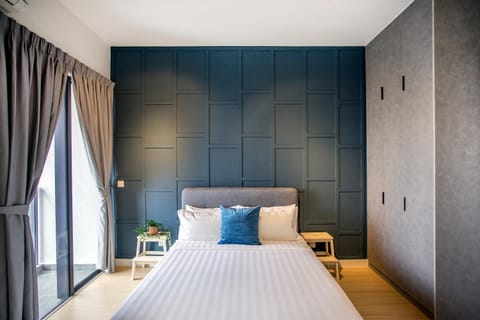 Bed, Photo of the whole room, Decorative detail, Bedroom, wardrobe
