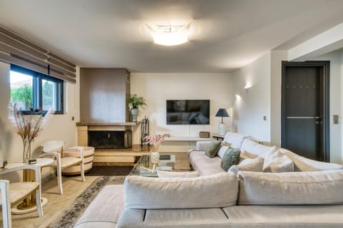 Communal lounge/ TV room, TV and multimedia, Living room, Seating area, Evening entertainment, group of guests, group of guests, fireplace, fireplace