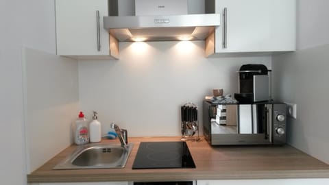 Kitchen or kitchenette, minibar, stove