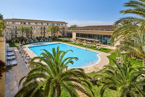 Property building, Day, Garden, Garden view, Swimming pool