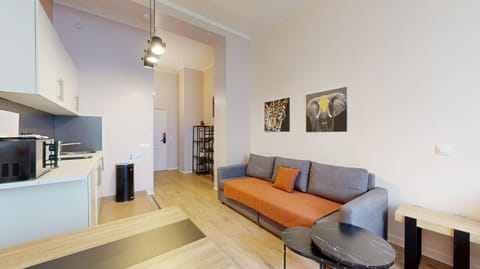 TV and multimedia, Kitchen or kitchenette, Living room, Dining area, stove