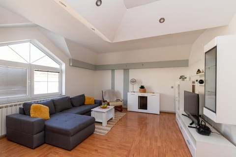 Communal lounge/ TV room, TV and multimedia, Living room, Seating area, Evening entertainment