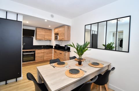 Dining area, minibar, pet friendly, stove