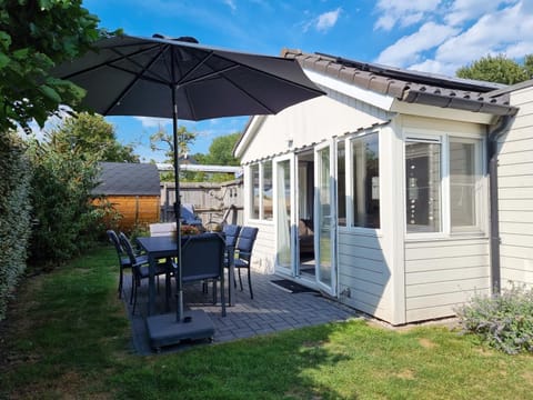 Property building, Day, Garden, Dining area, Garden view