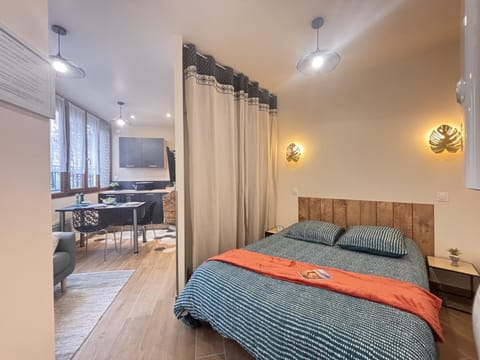 Facade/entrance, Bed, TV and multimedia, Photo of the whole room, Seating area, Bedroom