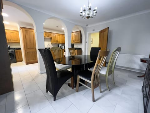 Spacious Flat Sleeps 8 near Princes Street Apartment in Edinburgh