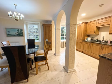 Spacious Flat Sleeps 8 near Princes Street Apartment in Edinburgh