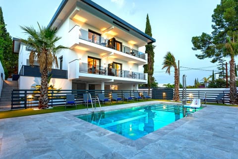 Property building, Day, View (from property/room), Balcony/Terrace, Pool view, Swimming pool, sunbed