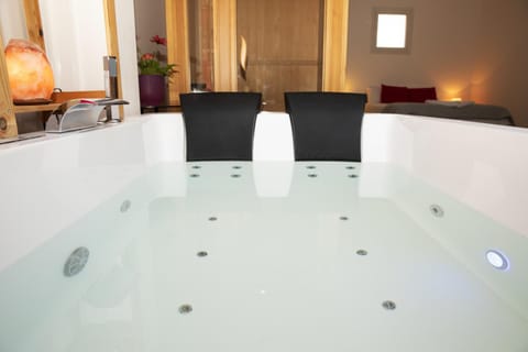 Hot Tub, Photo of the whole room