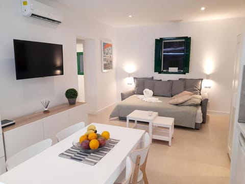 Bed, TV and multimedia, Kitchen or kitchenette, Living room, Photo of the whole room, Seating area, Dining area, air conditioner