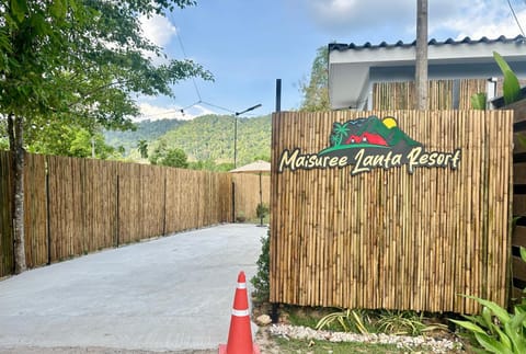 Maisuree Lanta Resort-Long Beach Chalet in Sala Dan