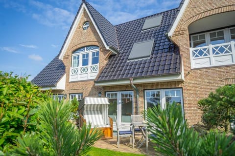 Property building, Spring, Day, Garden, Garden view