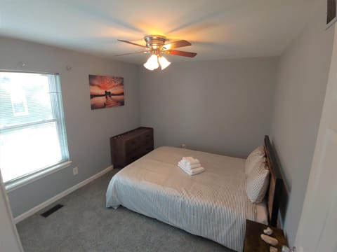 Relaxing Cottage by the Lake and Parking Country House in Auburn Hills