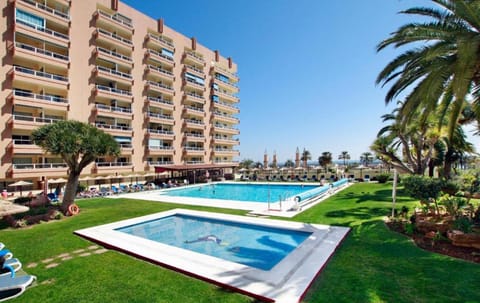 Property building, Swimming pool, sunbed
