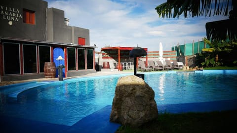 Property building, Day, People, Pool view, Swimming pool, group of guests, sunbed