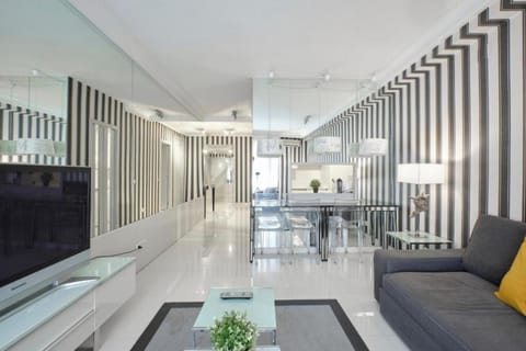 TV and multimedia, Living room, Seating area, Dining area