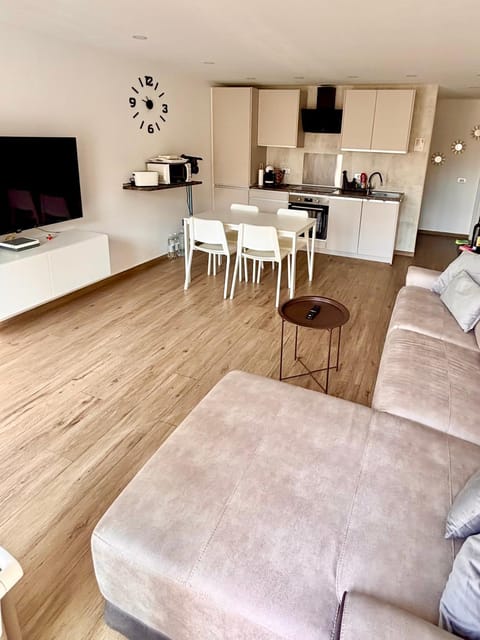 TV and multimedia, Kitchen or kitchenette, Living room, Dining area, kitchen