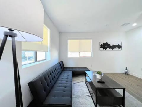 4BR Townhouse in KoreaTown House in West Hollywood