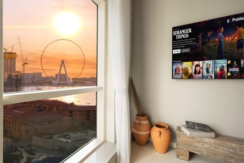 Communal lounge/ TV room, TV and multimedia, View (from property/room), Balcony/Terrace, Evening entertainment, City view, Sunrise, Sunset