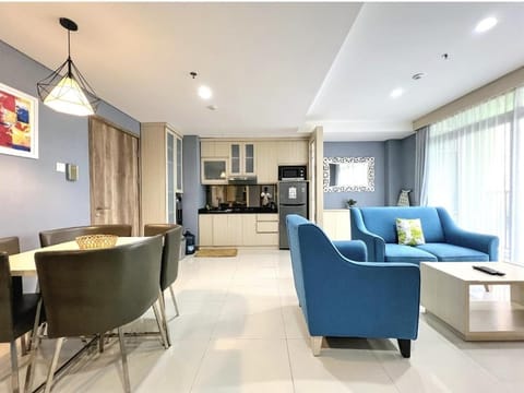 Kitchen or kitchenette, Living room, Seating area, Dining area