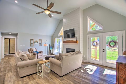 2 Mi to Golf Course and Fire Pit Cozy Counce Cabin! Cabin in Pickwick Lake