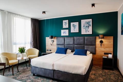 Bed, Living room, Photo of the whole room, Seating area, Bedroom