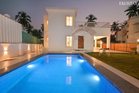 Property building, Night, Pool view, Swimming pool, sunbed