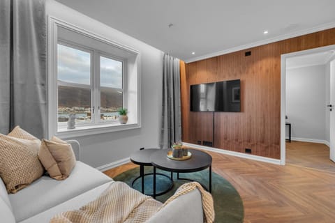 Communal lounge/ TV room, TV and multimedia, Living room, Seating area, Evening entertainment, River view, Sea view