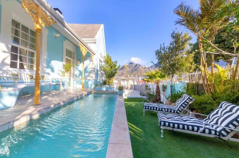 Property building, Patio, Garden, Garden view, Pool view, Swimming pool, Swimming pool, sunbed