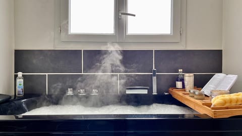 L'Oranger - Magnifique Studio Indépendant Sur Mougins avec Jacuzzi Privé - Parking - Climatisation Apartment in Valbonne